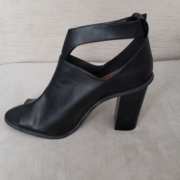 Crown Vintage Black Booties - Picture 2 of 7